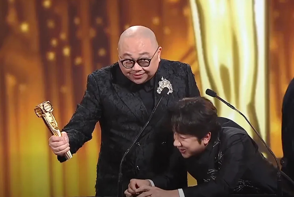 林盛斌展示奖座