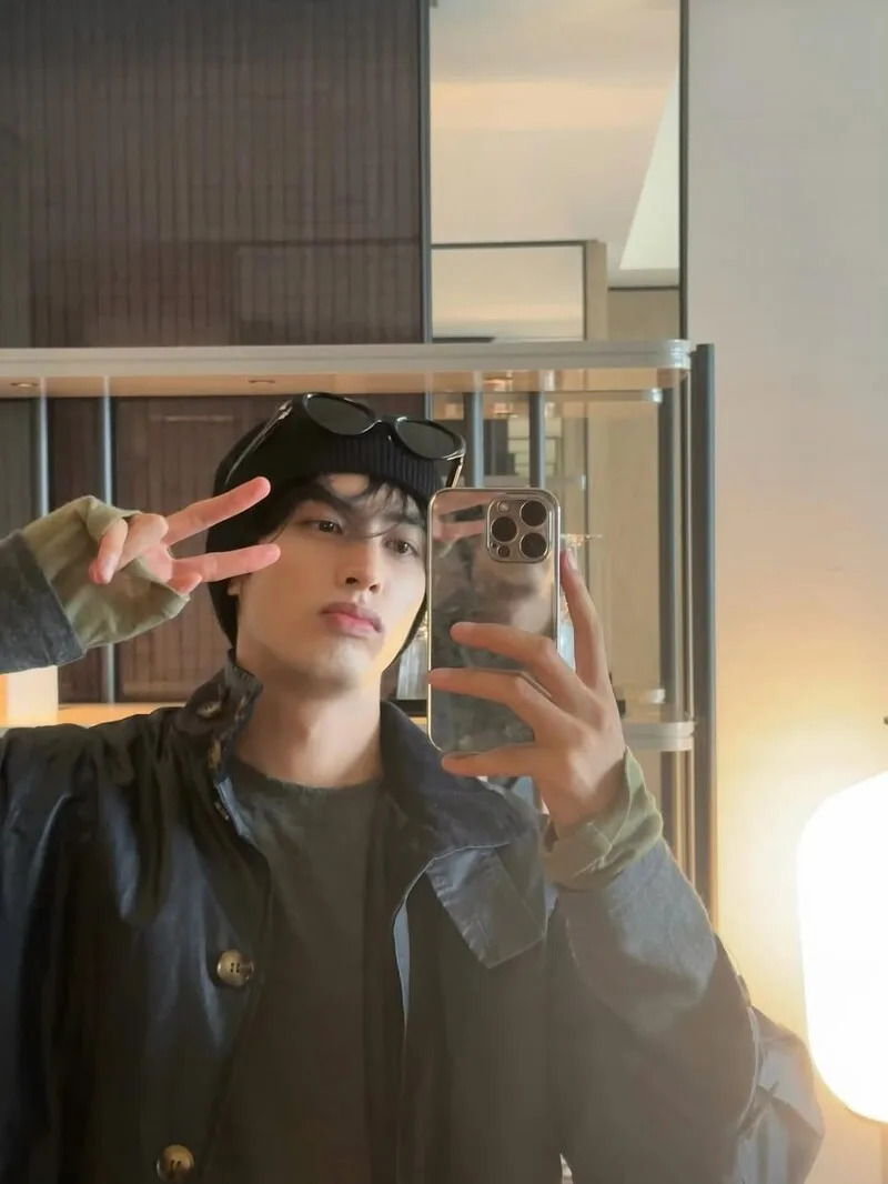 宋威龙机场穿搭