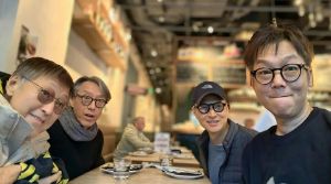 61岁倪震罕见现身聚会，状态极佳引热议，周慧敏留言互动显恩爱