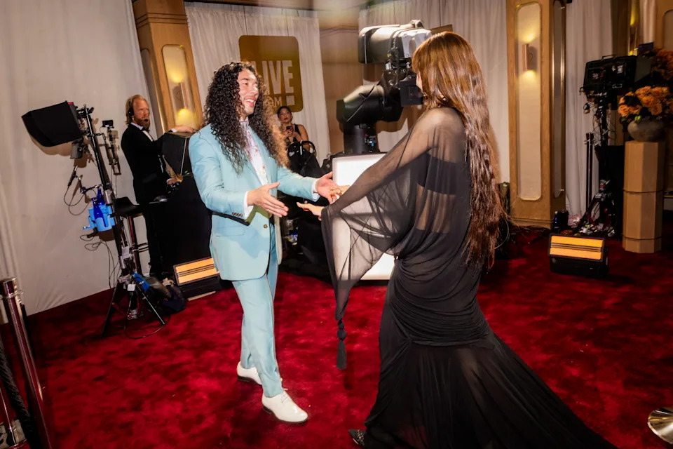 Lisa以颁奖嘉宾的身份华丽登场