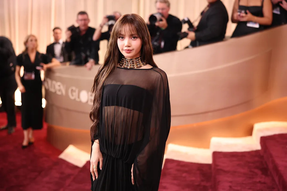 Lisa在红毯上展现优雅姿态