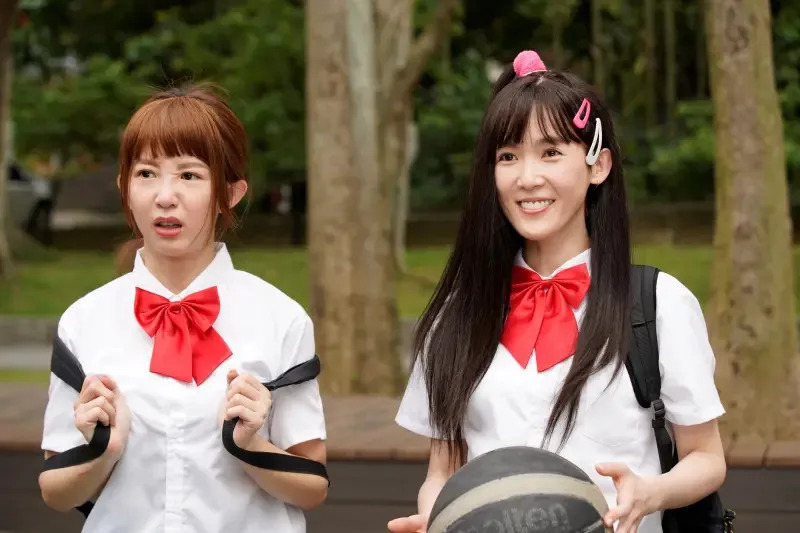 郭书瑶与孙可芳逆龄扮演高中生