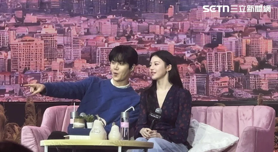 金宣虎指着观众席中的粉丝