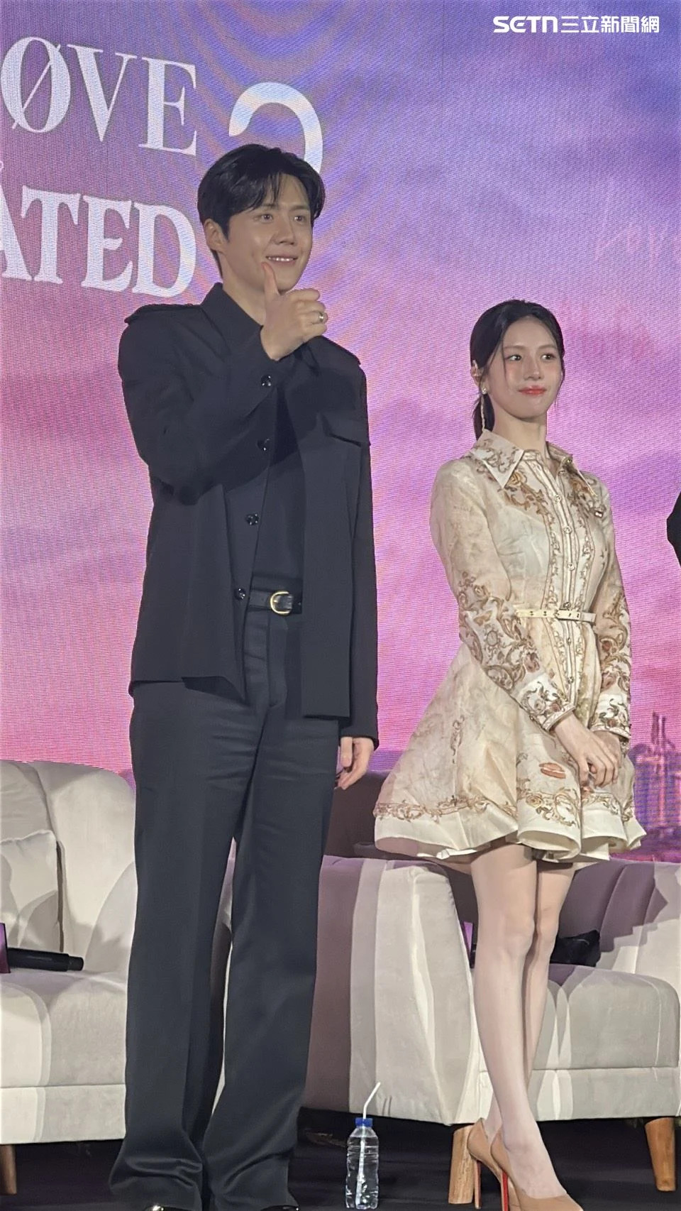 金宣虎帅气亮相现场