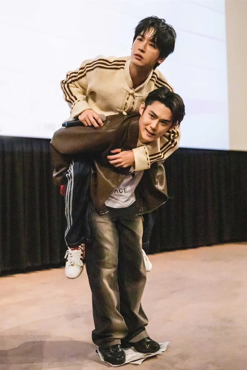 陈奕与吴思贤在粉丝见面会上进行默契大考验。