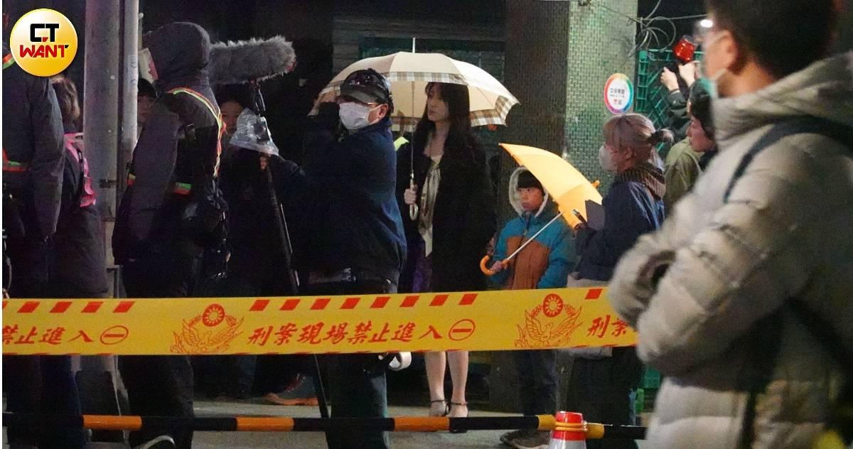 柯佳嬿北投街头拍日剧！低温暴雨“寻女”失控，视后演技震撼全场