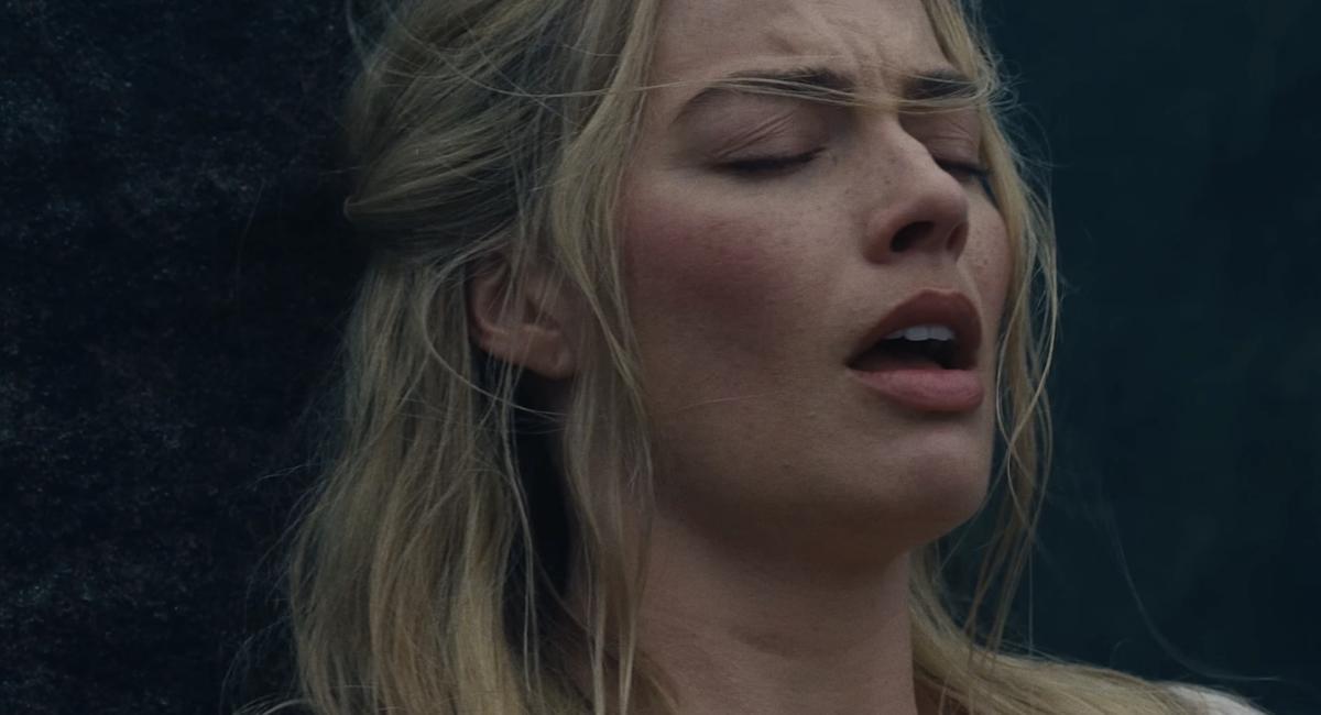 玛格罗比自曝《呼啸山庄》片场趣事：20名闺蜜穿蕾丝马甲疯狂尖叫，雅各布·艾洛蒂成“人形安慰剂”