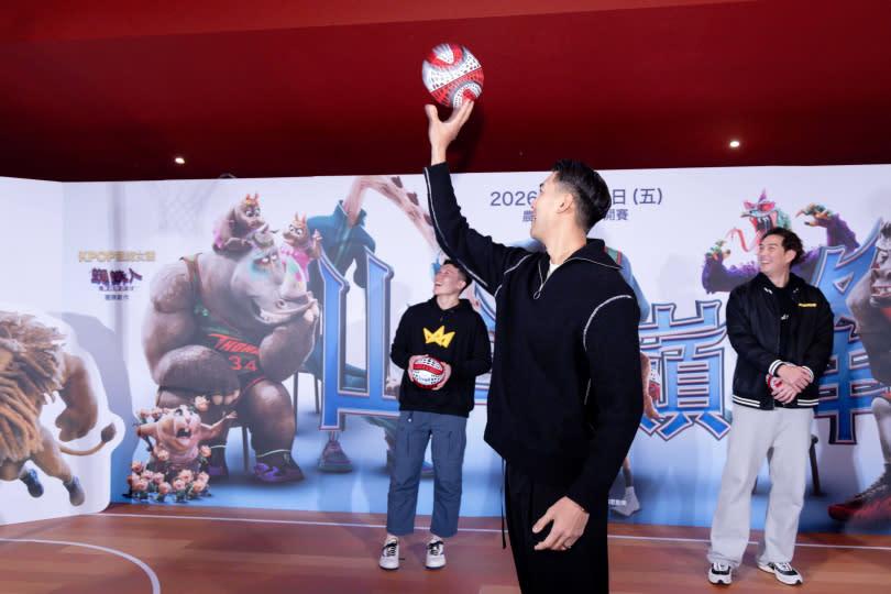 新北国王队总经理毛加恩展现神射球技。