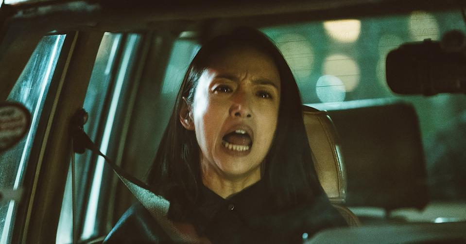 《深度安静》林依晨（左）在车内一场情绪失控戏爆发力十足，令人屏息。（图／风起娱乐）