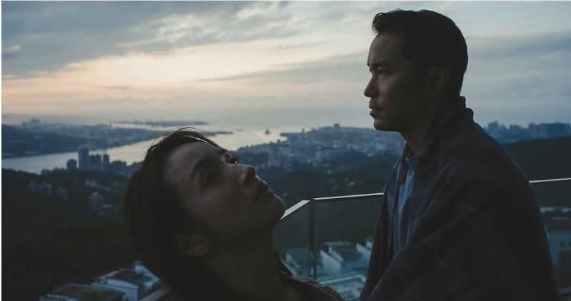 林依晨（左）与张孝全对戏火花十足。（图／风起娱乐提供）