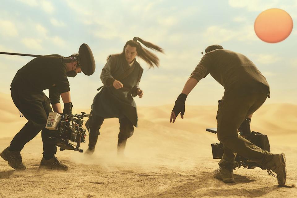 為求畫面美感，棚內堆滿黃沙，工作人員都戴口罩，但戴立忍（中）等演員表演時卻不能戴。（麻吉砥加提供）