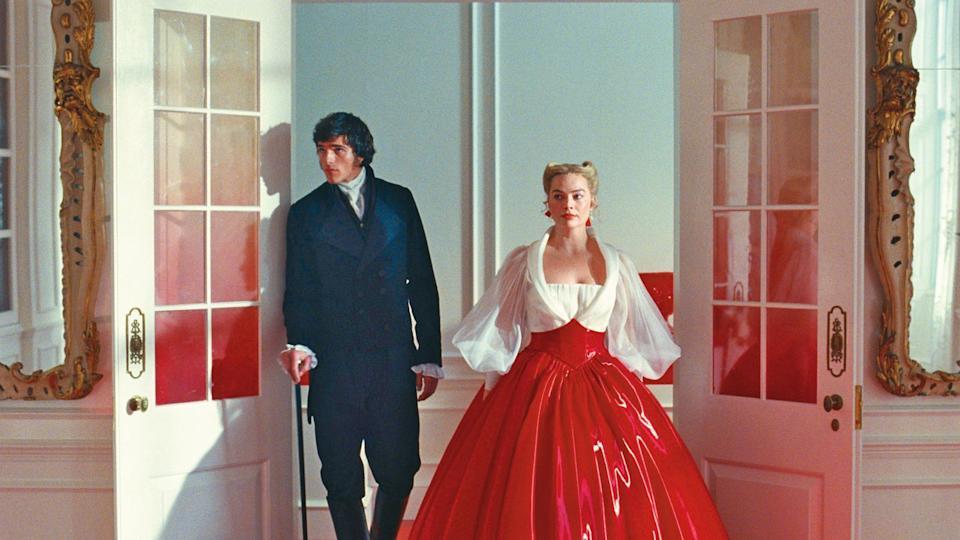 玛格特罗比化身女主角凯瑟琳,整个人情欲大解放,思绪都情系性感小鲜肉雅各艾洛迪。(华纳提供)