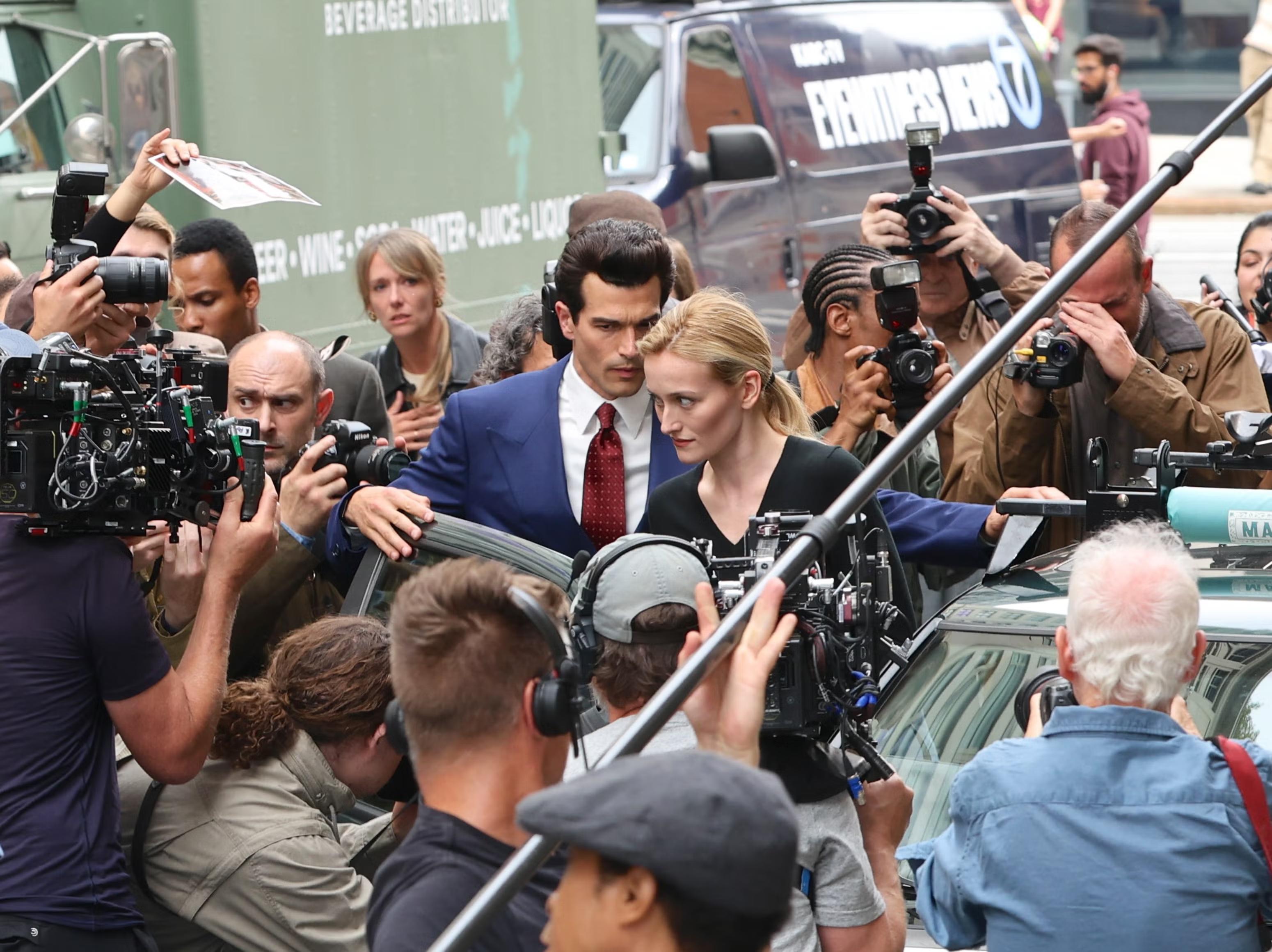 《爱情故事:甘迺迪与贝塞特》:当“美式童话”碎在90年代的镁光灯下