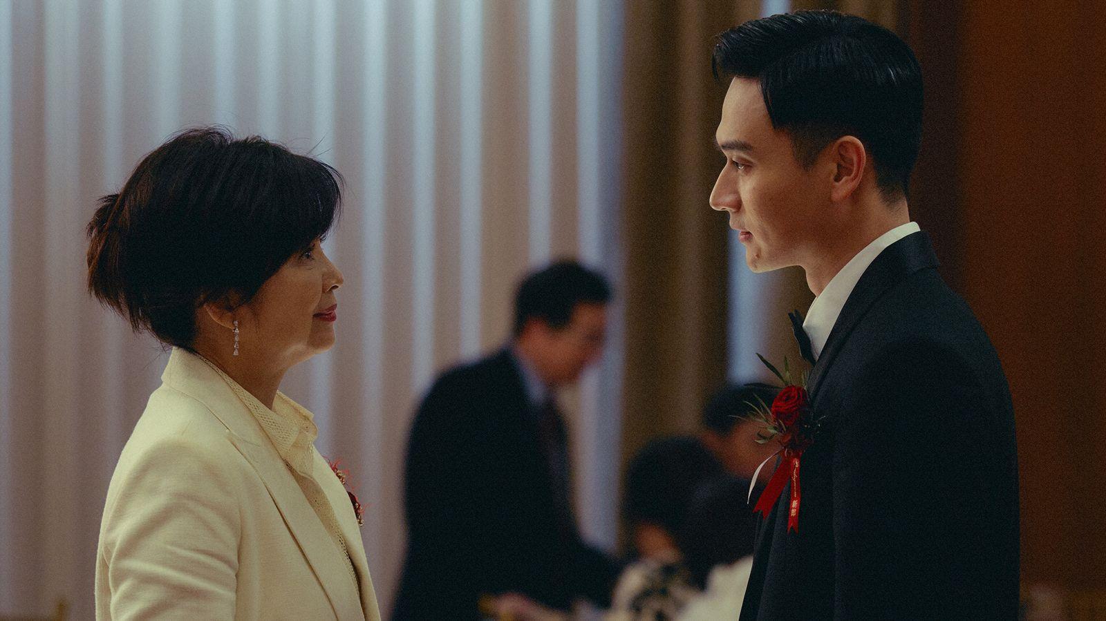 电影《双囍》中刘冠廷的角色夹在离婚父母庹宗华与杨贵媚间左右为难，想两面讨好，却往往事与愿违。（水花电影提供）