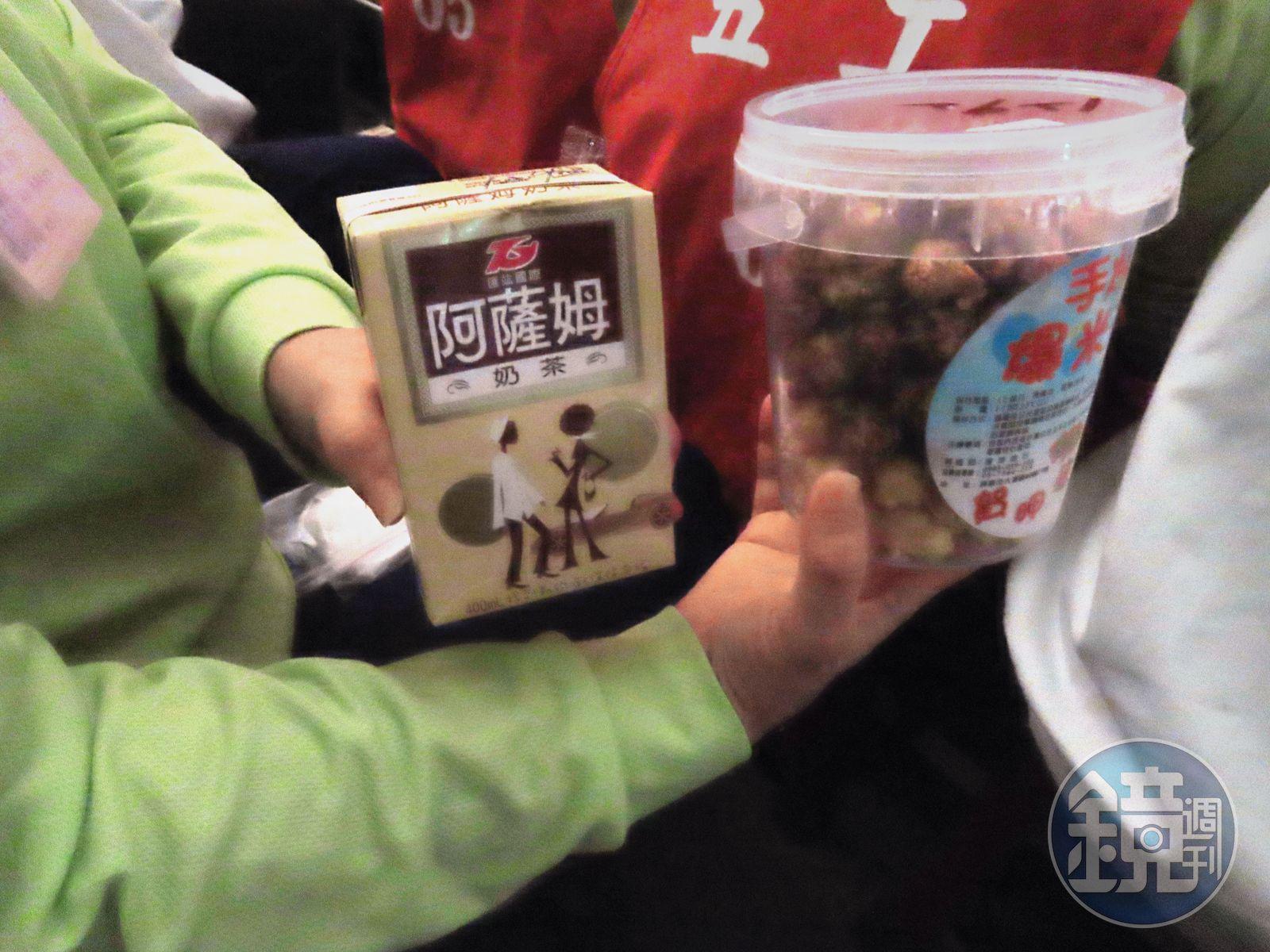 女监提供爆米花和奶茶供食用，女收容人们如置身电影院。（邓玉莹摄）