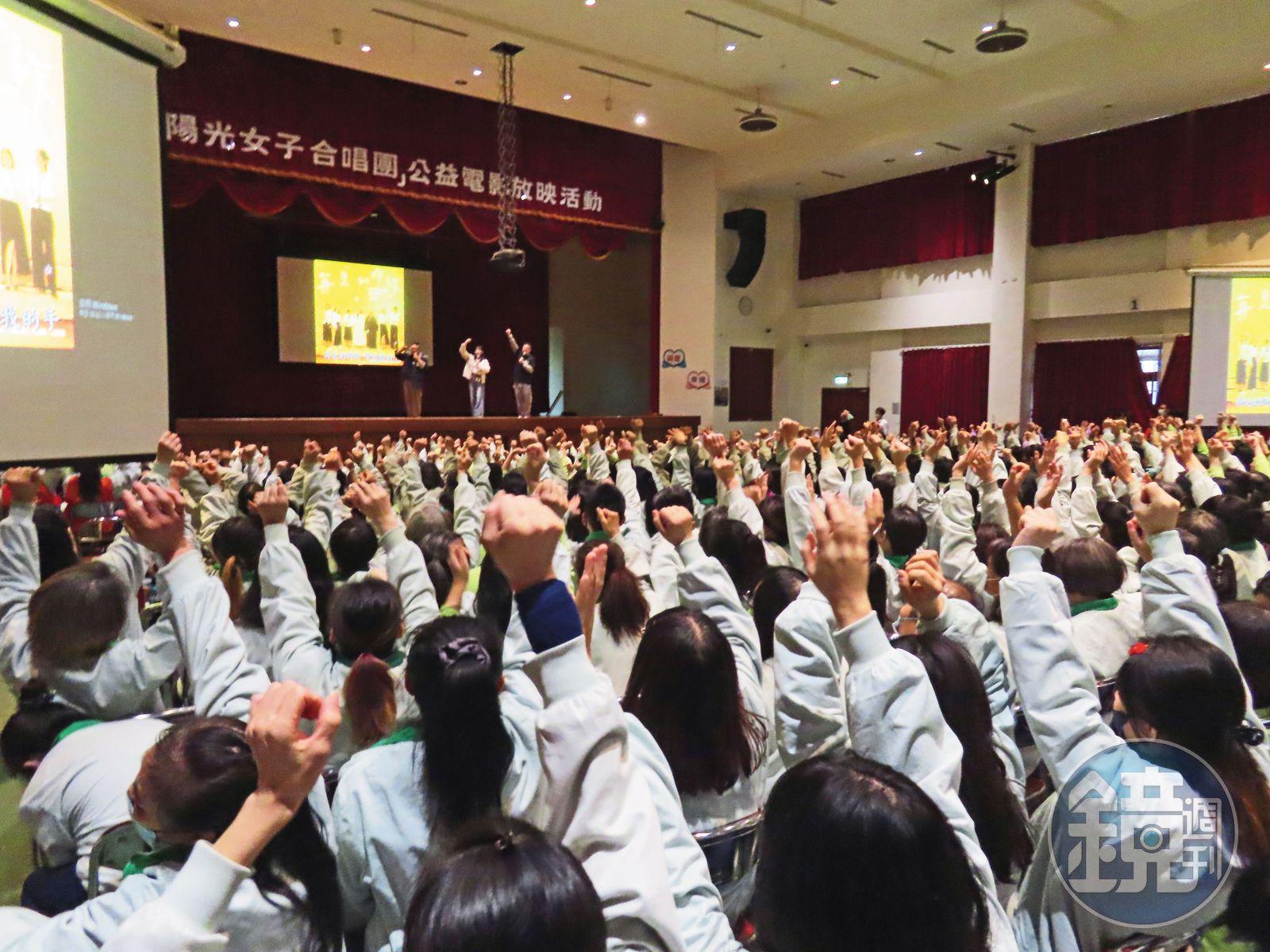 阳光女子合唱团揭秘台中女监真实救赎：原型人物泪洒现场感悟生命希望