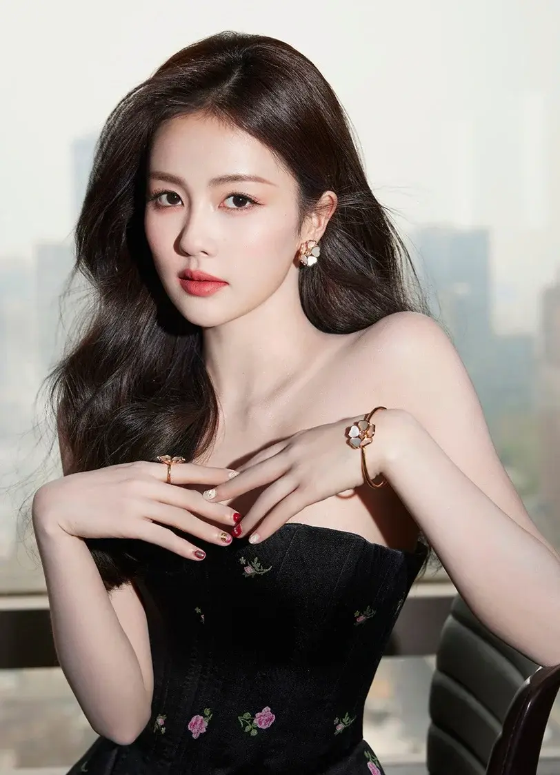 白鹿《唐宫奇案》血色嫁衣美出圈，揭秘她从试镜失败到顶流的7个故事-2