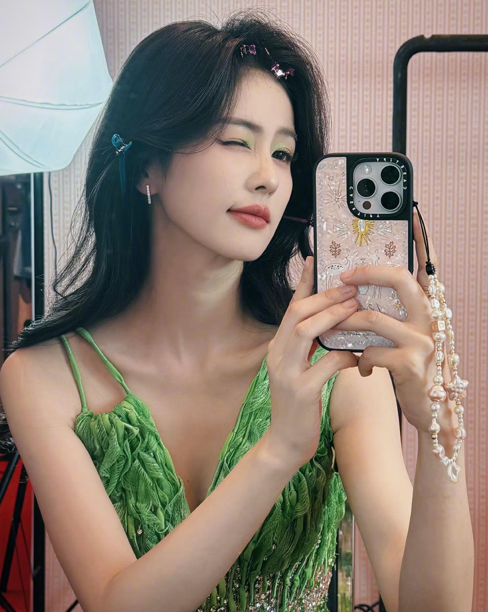 白鹿《唐宫奇案》血色嫁衣美出圈，揭秘她从试镜失败到顶流的7个故事-8