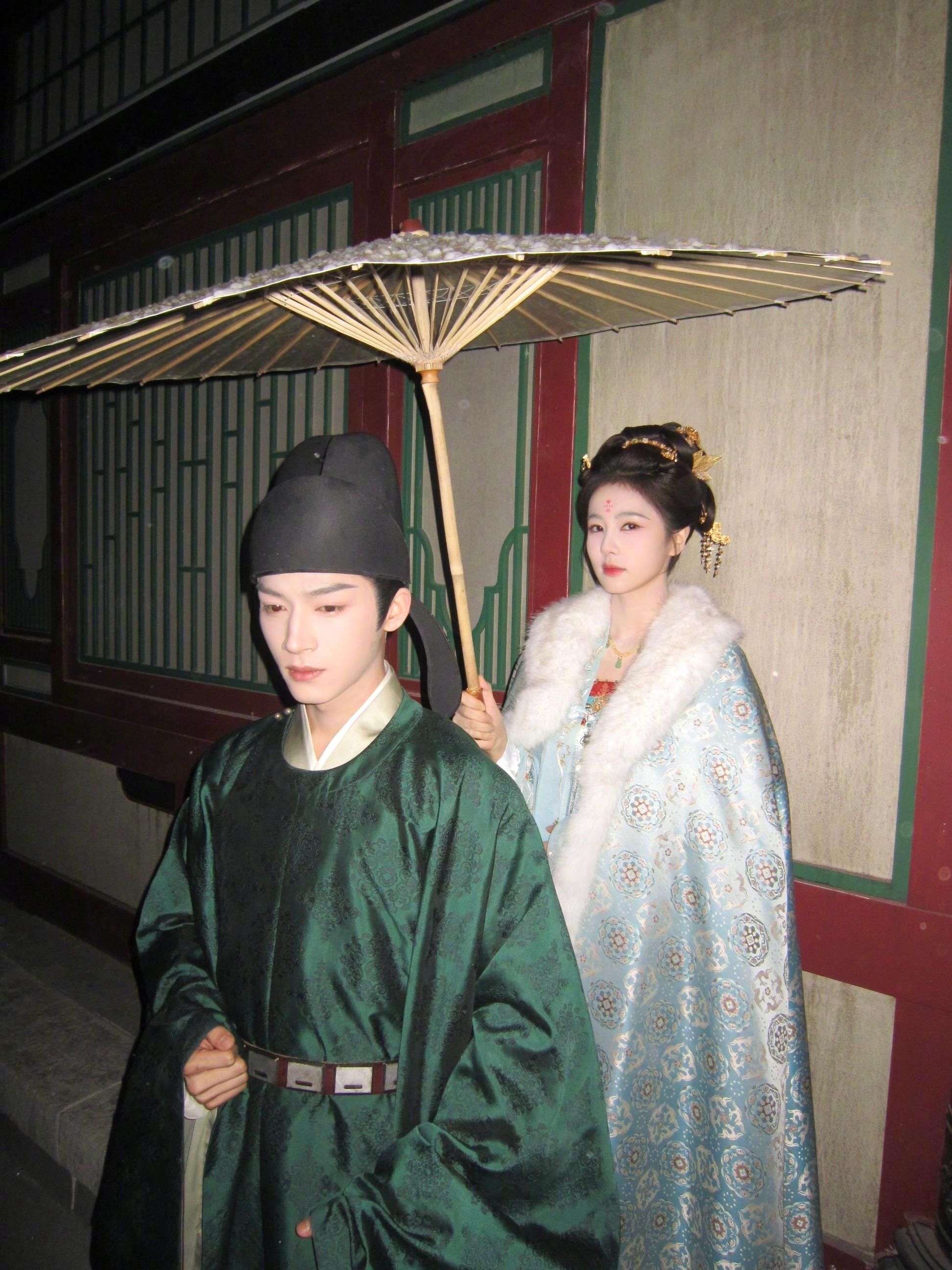 白鹿、王星越在剧中将联手破案