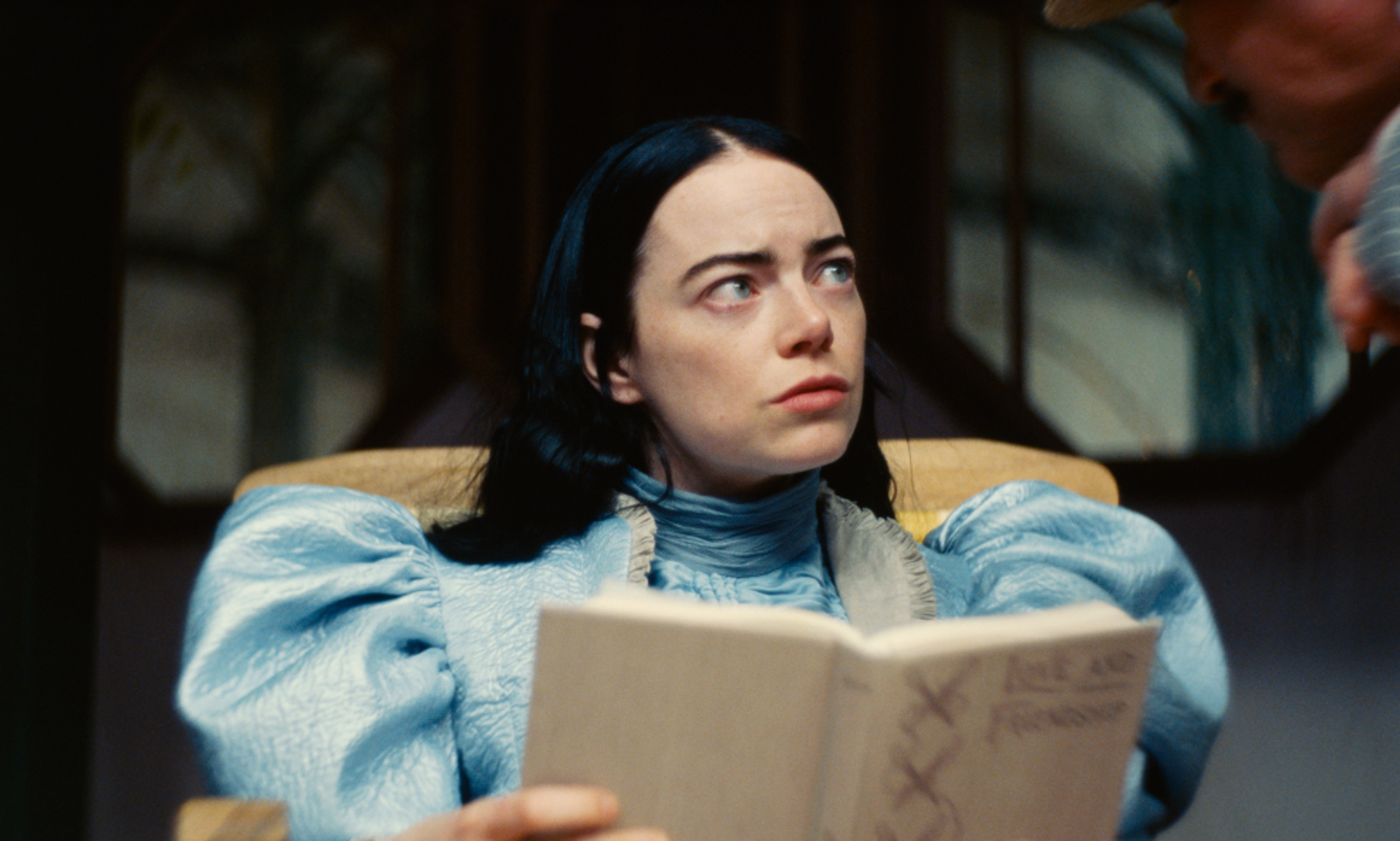 艾玛史东在《可怜的东西》戏份从头带到尾,每个成长阶段展现了不同层次的表演,证明她是个能演戏的演员。(探照灯影业提供)