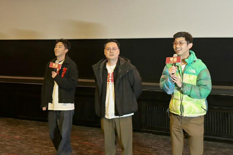 现场观众为《双囍》蔡凡熙(左起)、导演许承杰、监制苗华川献上新年祝福。(记者廖俐惠摄)