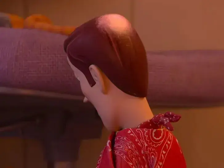 胡迪脱下帽子露出秃头。翻摄Pixar