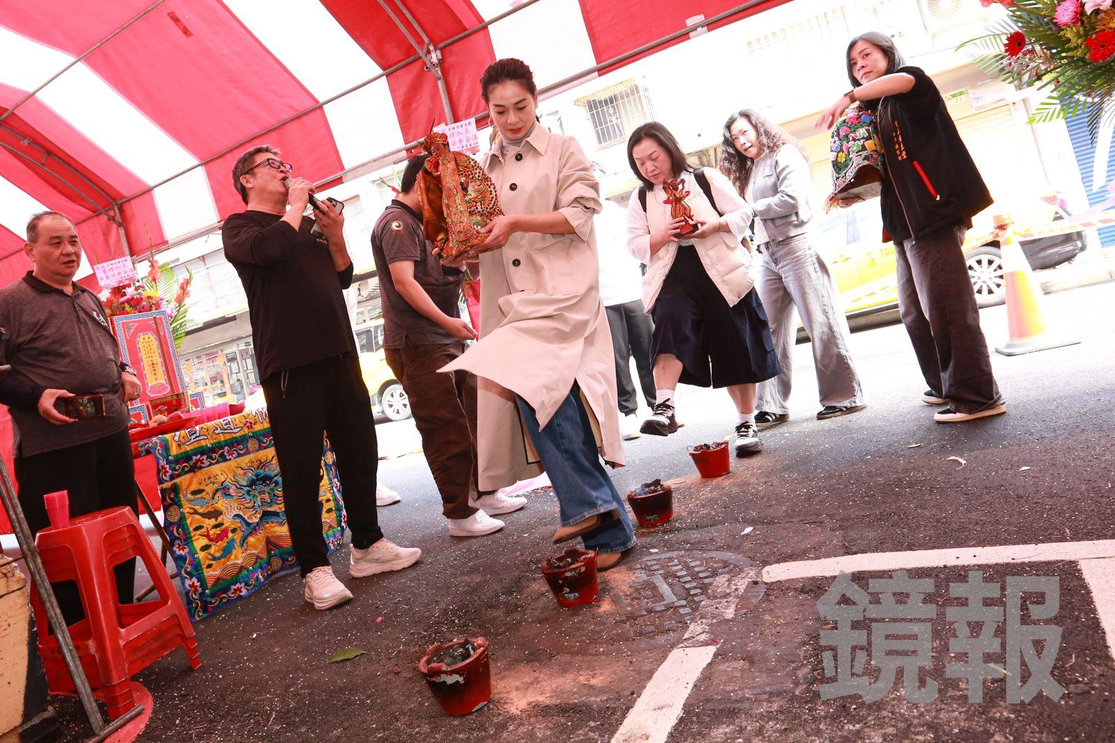 陈雪甄因拍摄“粽邪”系列，跟陈三铠道长结缘。