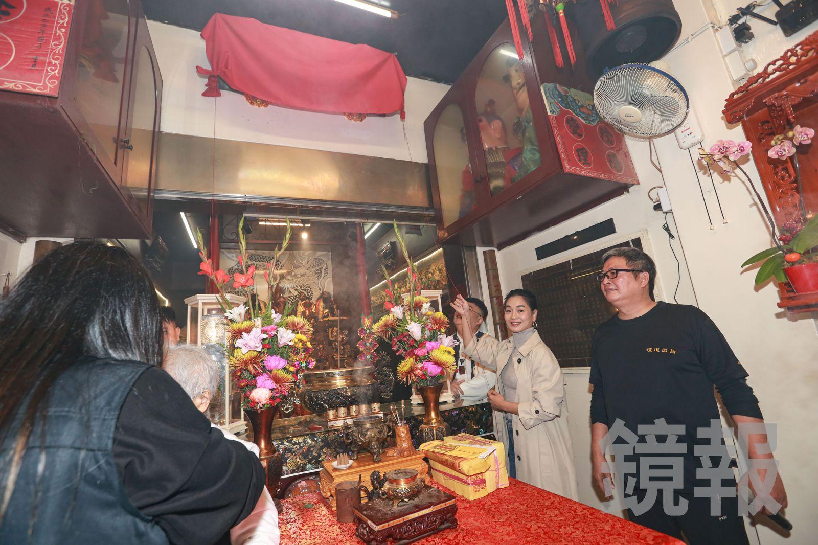 陈雪甄为闾山大法院南区法主堂进行揭匾仪式。