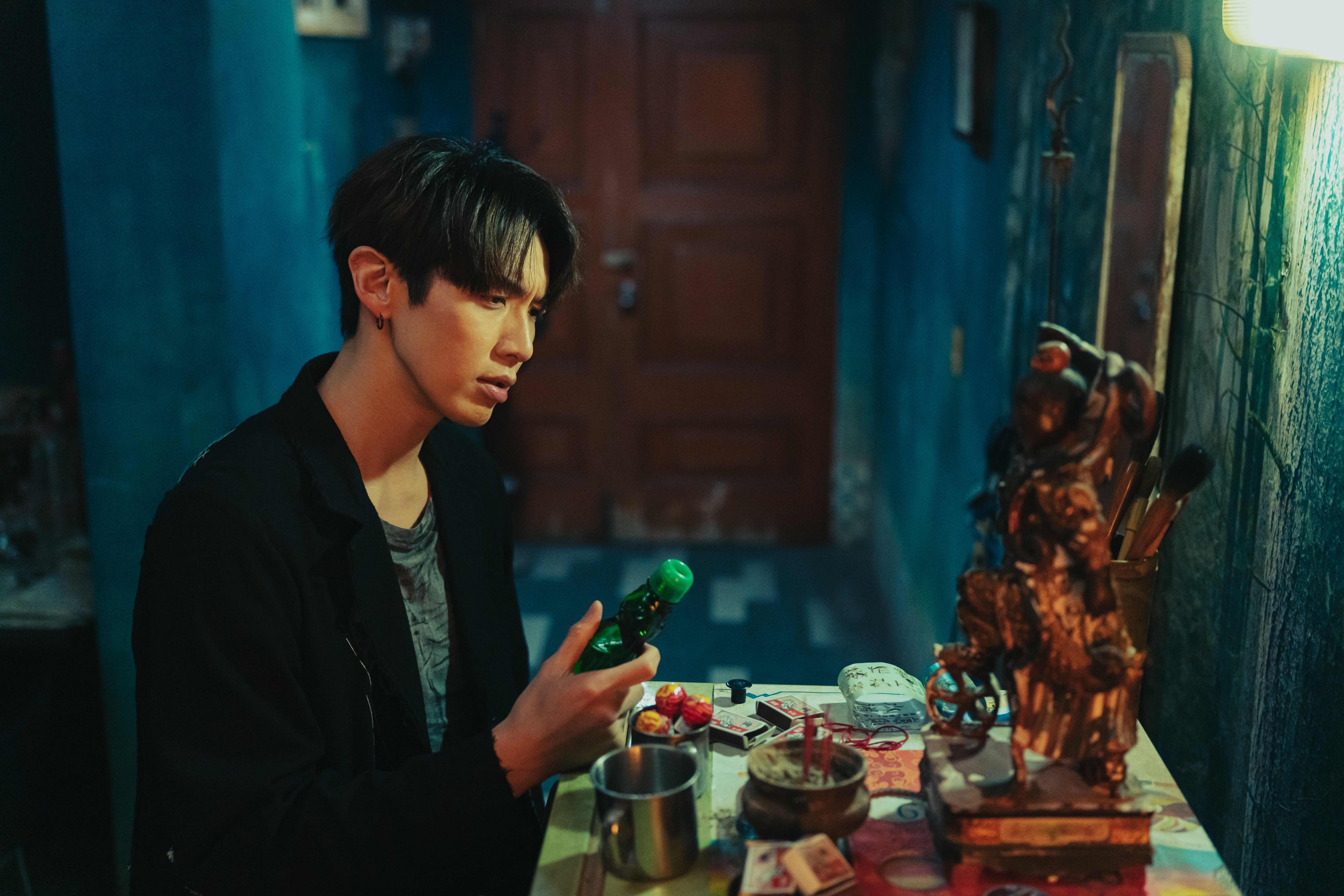 柯震東飾演太子的乩身。（圖／Netflix）