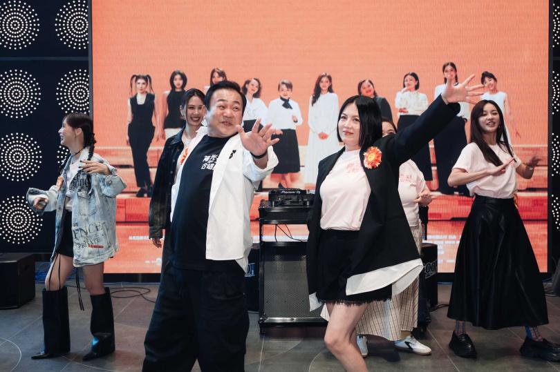 安心亚与粉丝互动可爱，还开玩笑说自己现在讲话很大声。