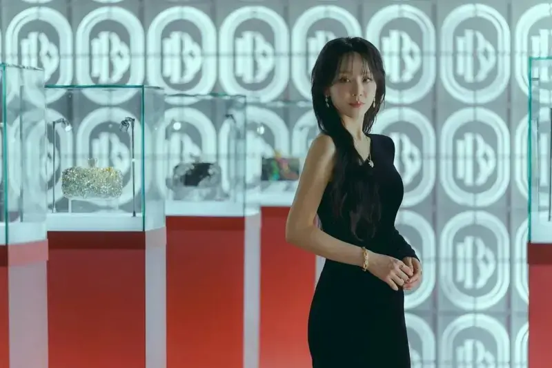 申惠善在劇中，飾演高級時尚品牌「蓓朵奧（BOUDOIR）」的亞洲區分社長-金莎拉，擁有完美履歷和無懈可擊的時尚品味。（圖／Netflix提供）